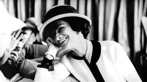 frases cortas de coco chanel|coco chanel quote about luxury.